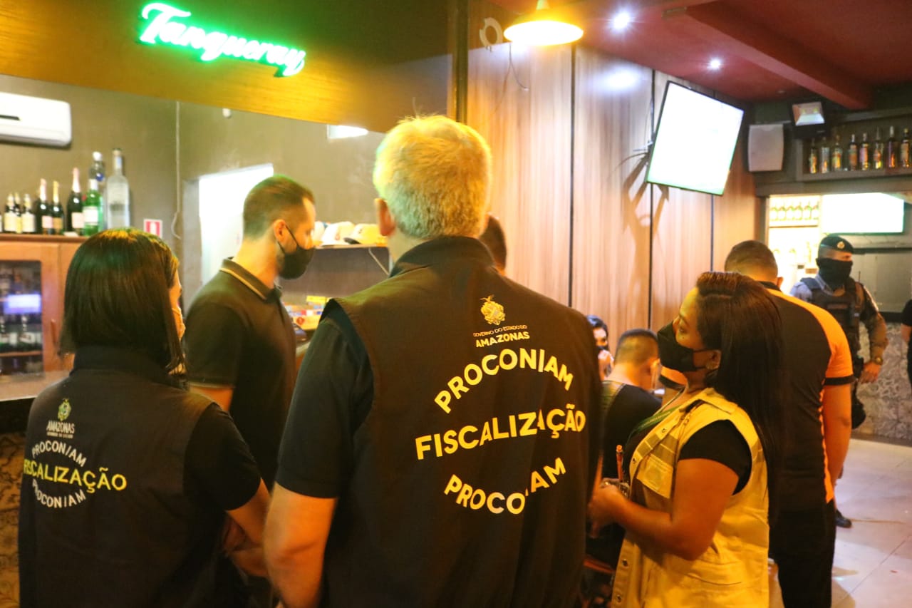 Com mais de 300 pessoas nas ruas, bares no Centro de Manaus são fechados