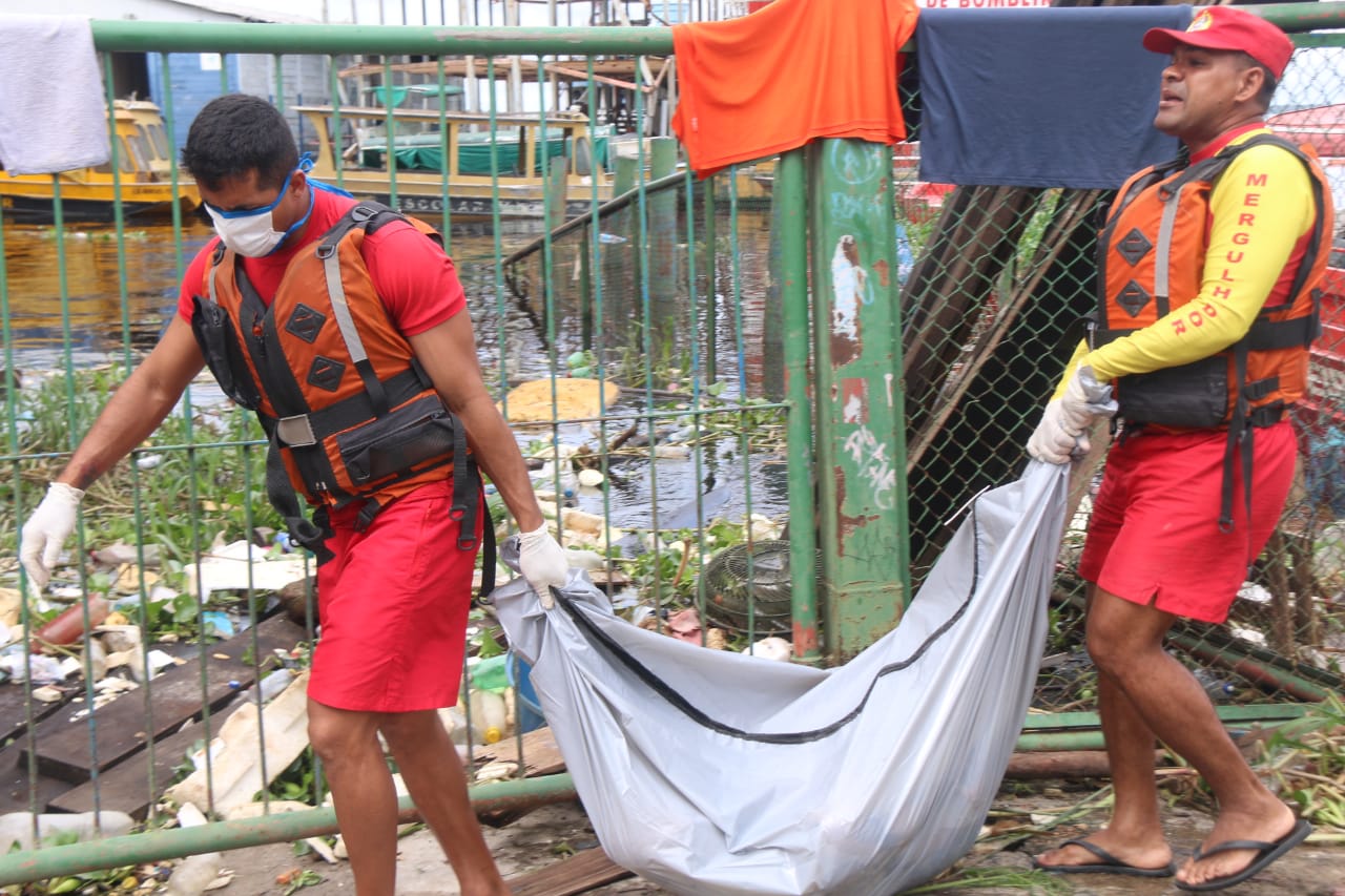 Após denúncias, corpo de homem é achado boiando em igarapé de Manaus