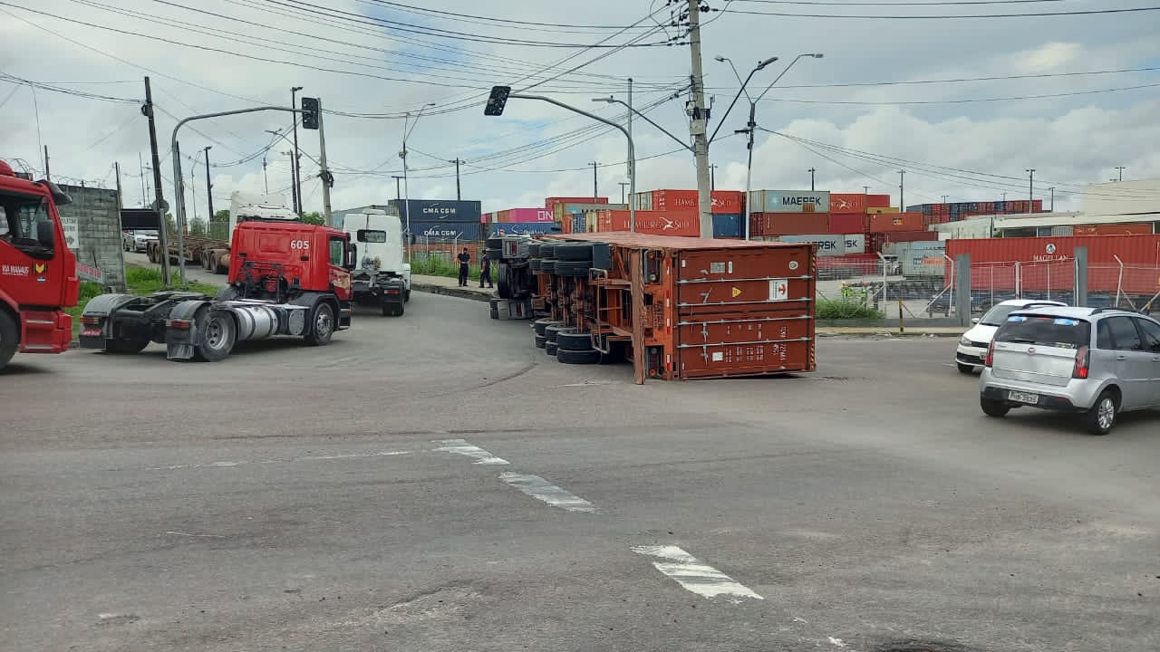 Carreta tomba e deixa trânsito complicado em Manaus 