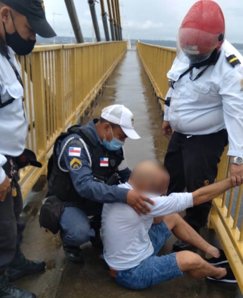 Policiais salvam homem que tentava se jogar da Ponte Rio Negro