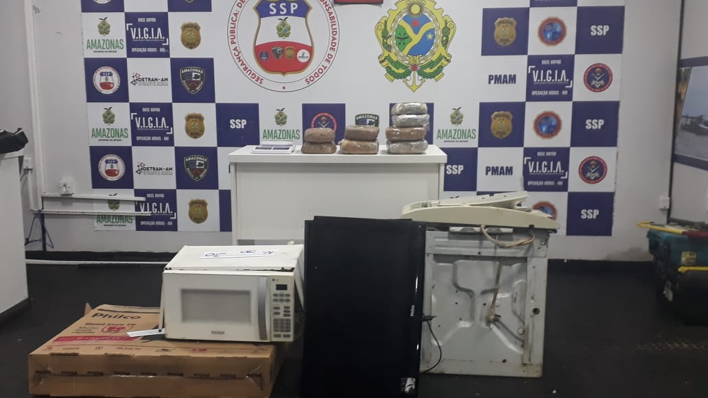 Droga avaliada em R$ 90 mil é achada dentro de microondas e TV no Amazonas