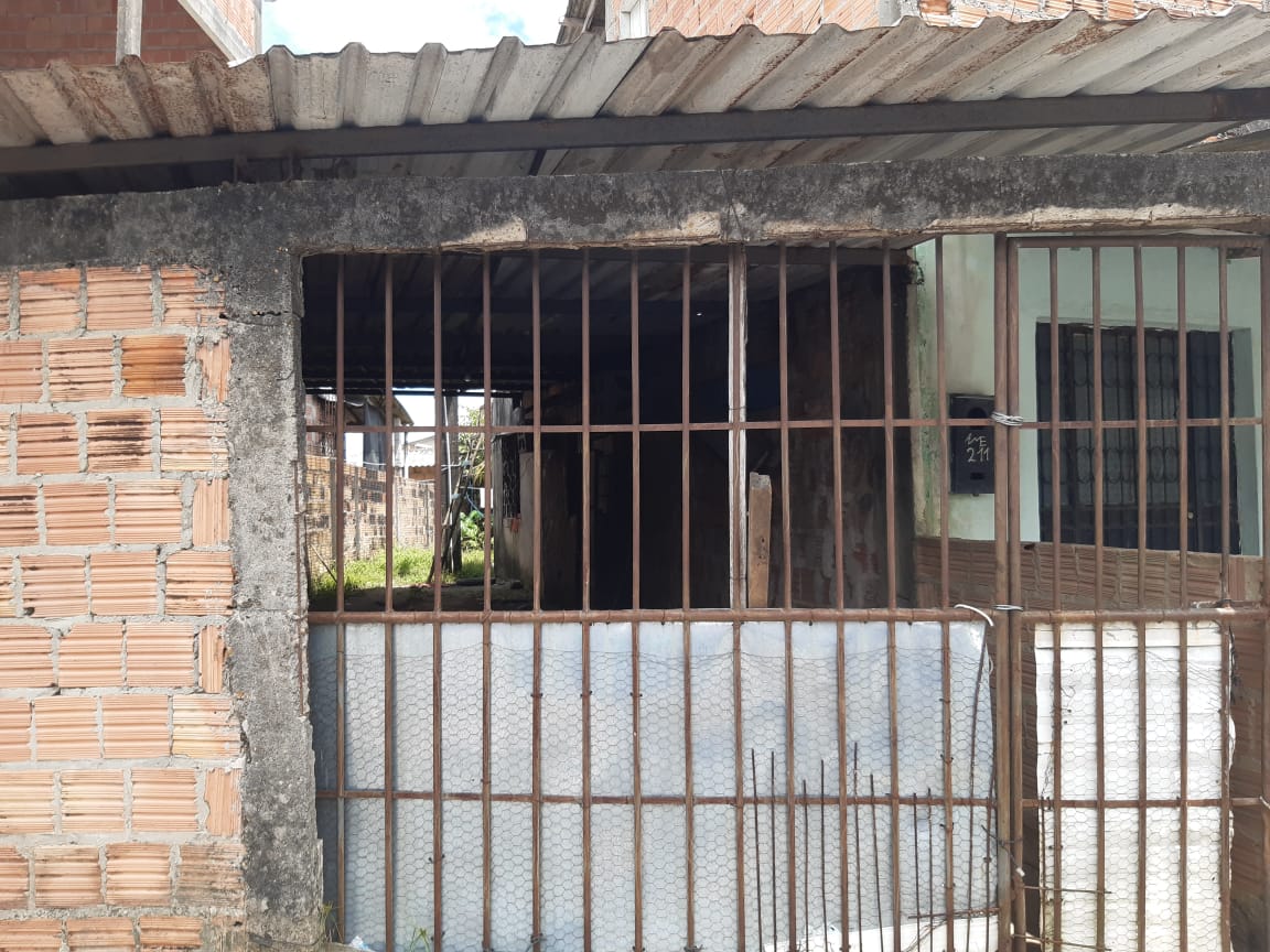 Homem é encontrado por familiares com as vísceras de fora em casa de Manaus