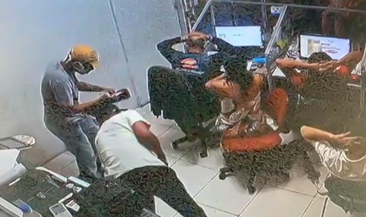 Vídeo: Assaltantes violentos fazem 'a limpa' em gráfica em Manaus