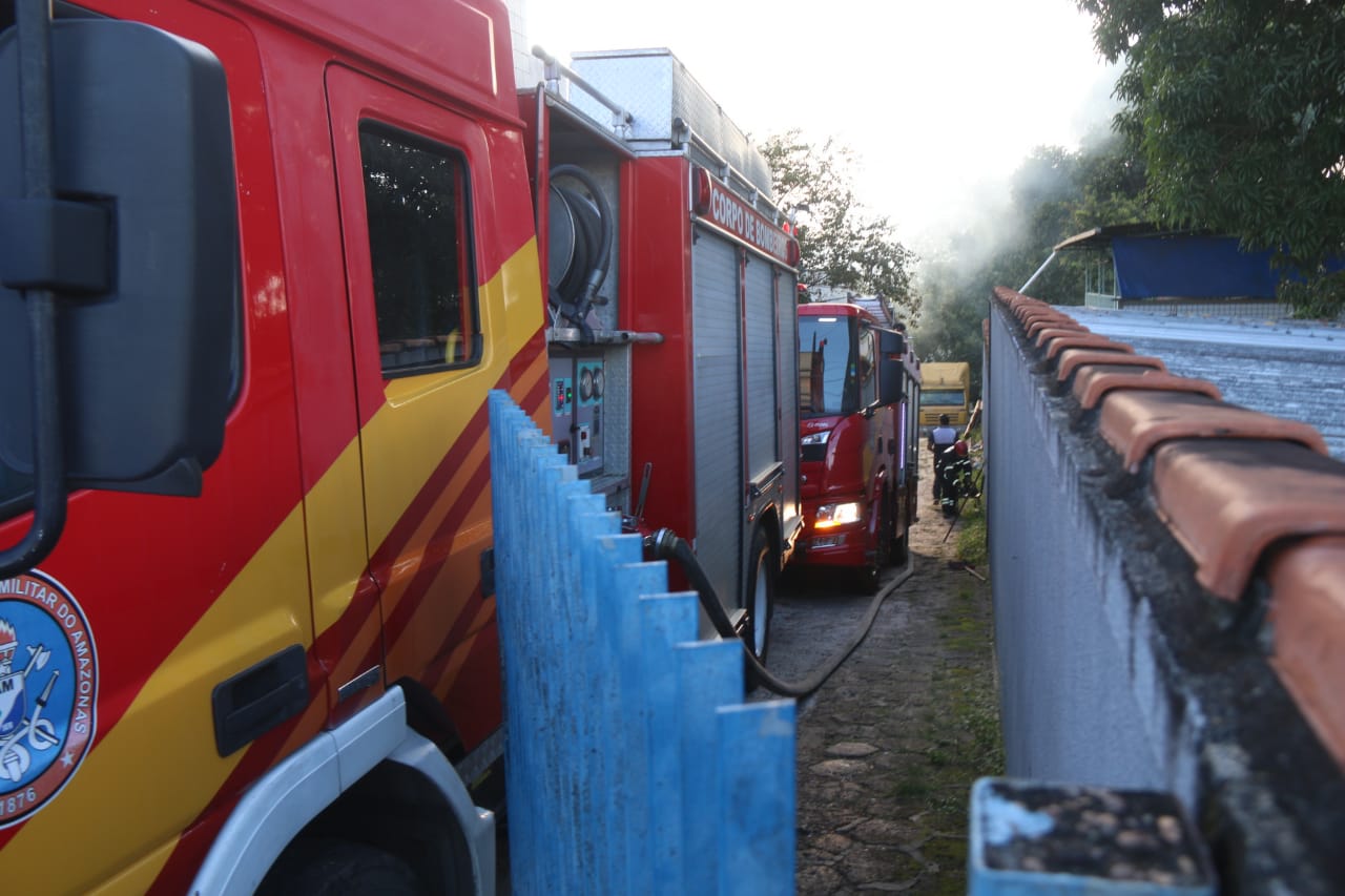 Incêndio atinge depósito de medicamentos do HUGV em Manaus