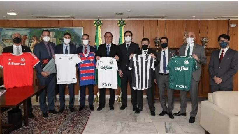 Bolsonaro aprova suspensão de dívida dos times de futebol durante pandemia