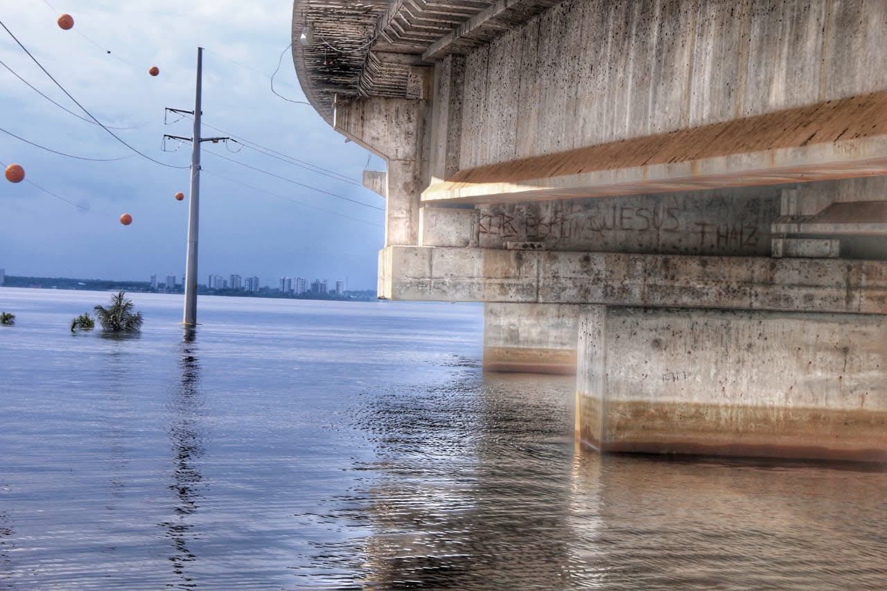 Parte da rua dos Barés em Manaus é interditada devido à cheia do Rio Negro