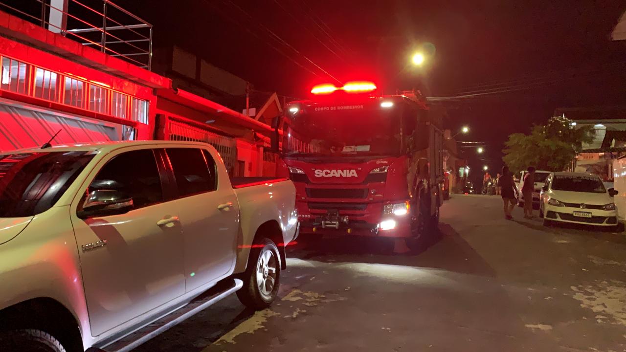 Homem incendeia corpo de esposa após matá-la a facadas em Manaus