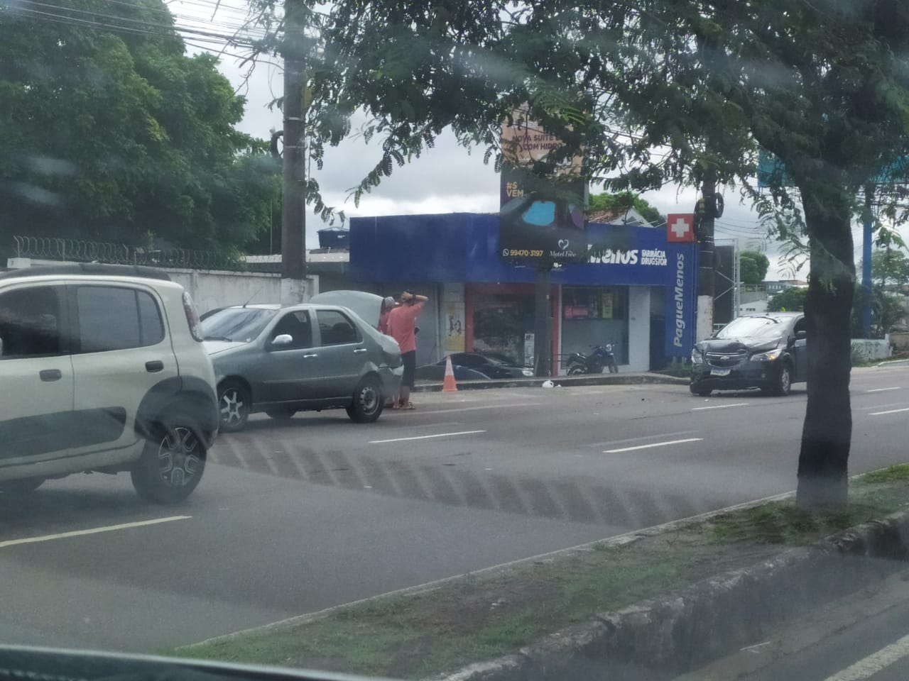 Acidente entre carros causa transtorno em avenida de Manaus