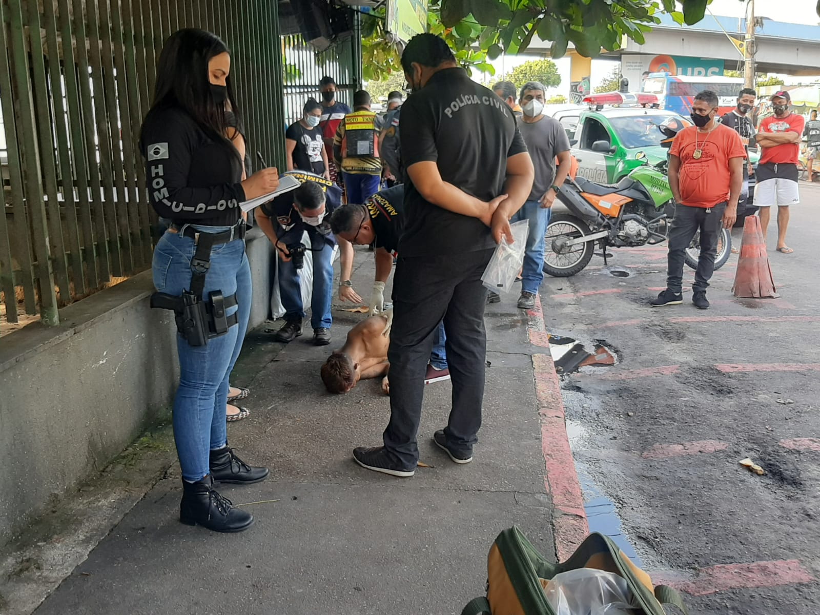 Corpo de homem é achado ao lado de shopping em avenida de Manaus