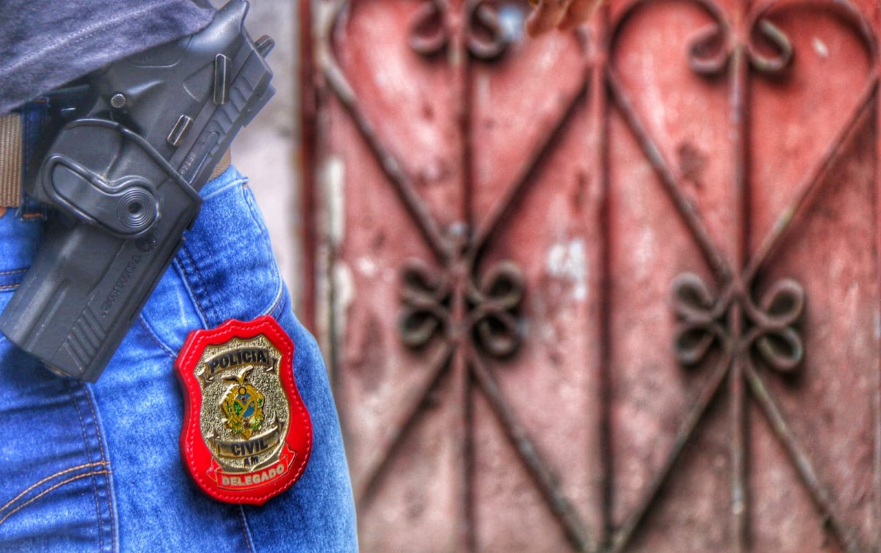 Criminoso invade casa e faz família refém durante roubo em Manaus