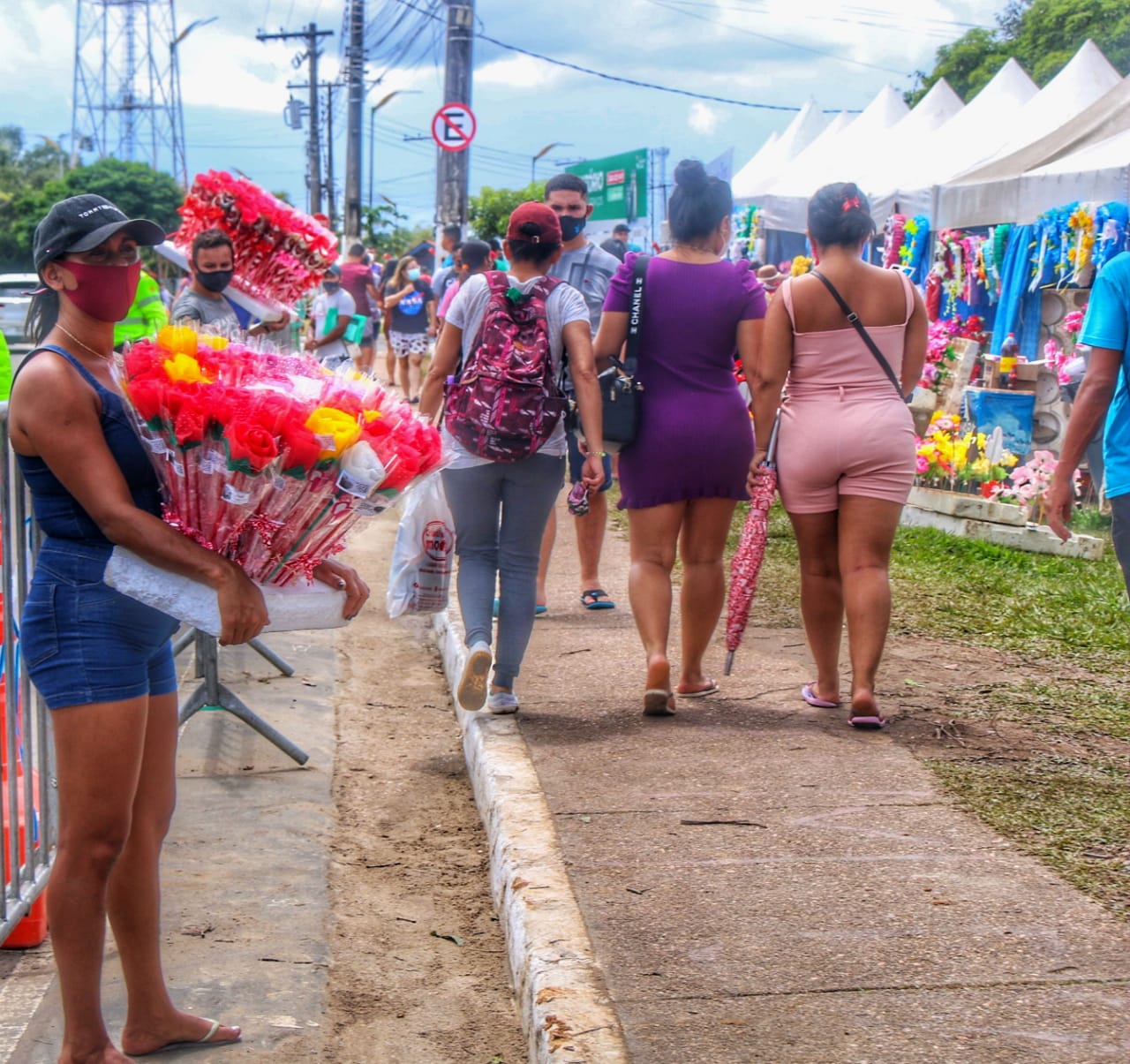 Visita a cemitérios no Dia das Mães aquece comércio de ambulantes em Manaus