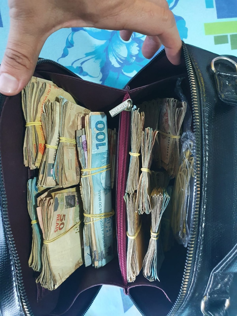 Mulher é presa com drogas e R$ 22 mil escondidos no guarda-roupas em Manaus