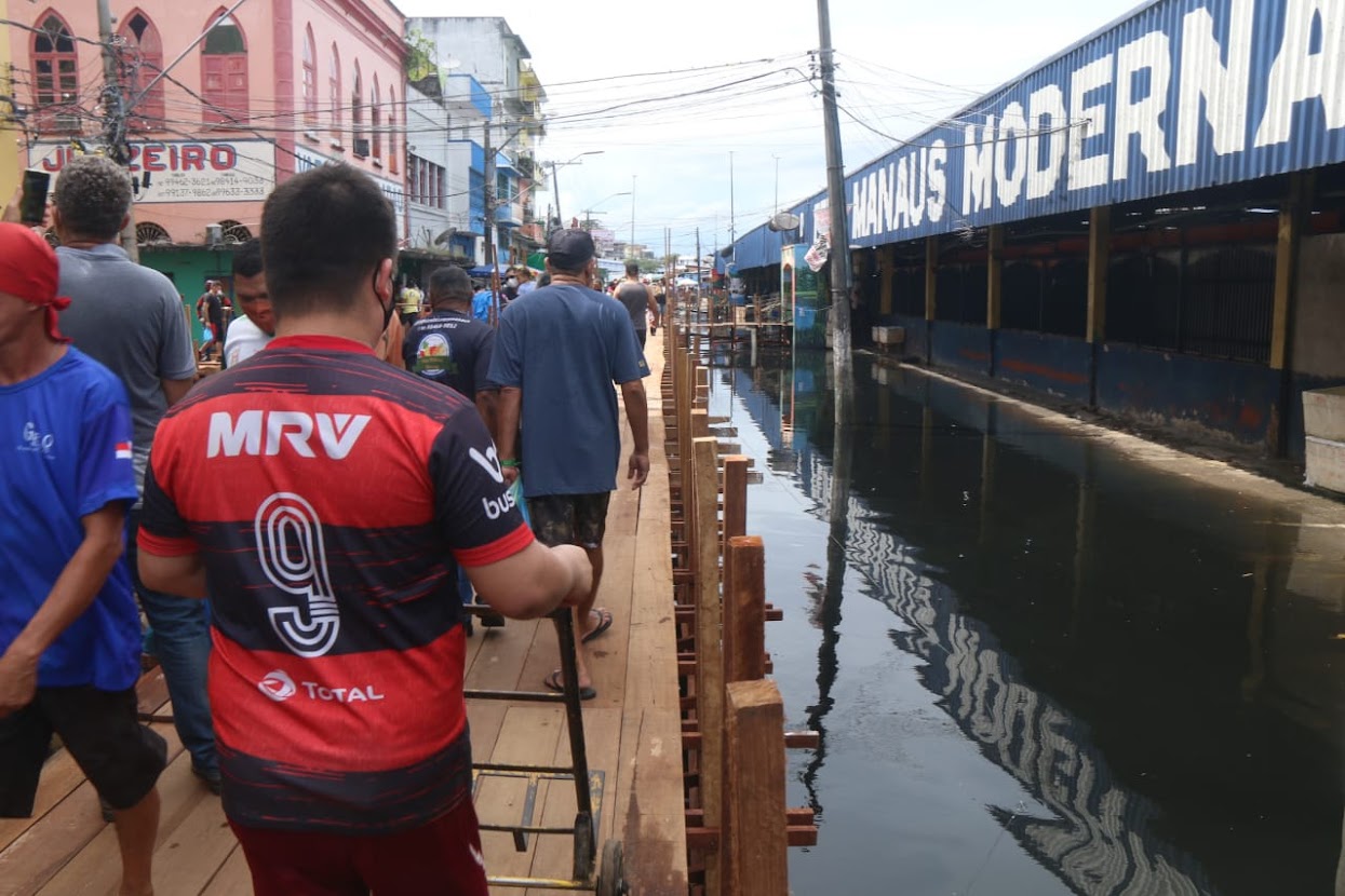 Afetada pela cheia, Feira da Manaus Moderna começa a receber pontes 