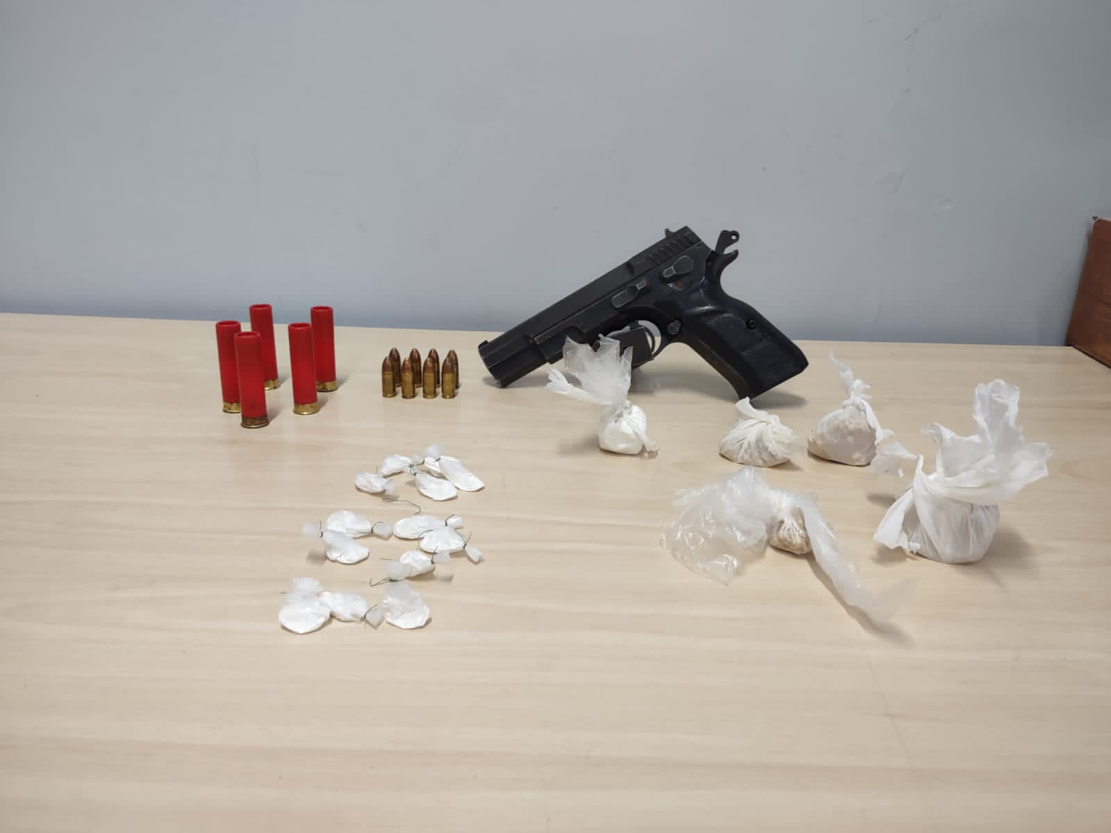 Trio é preso com arma e drogas em Manaus