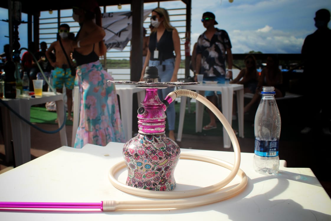 Festa clandestina regada à drogas é encerrada em flutuante de Manaus