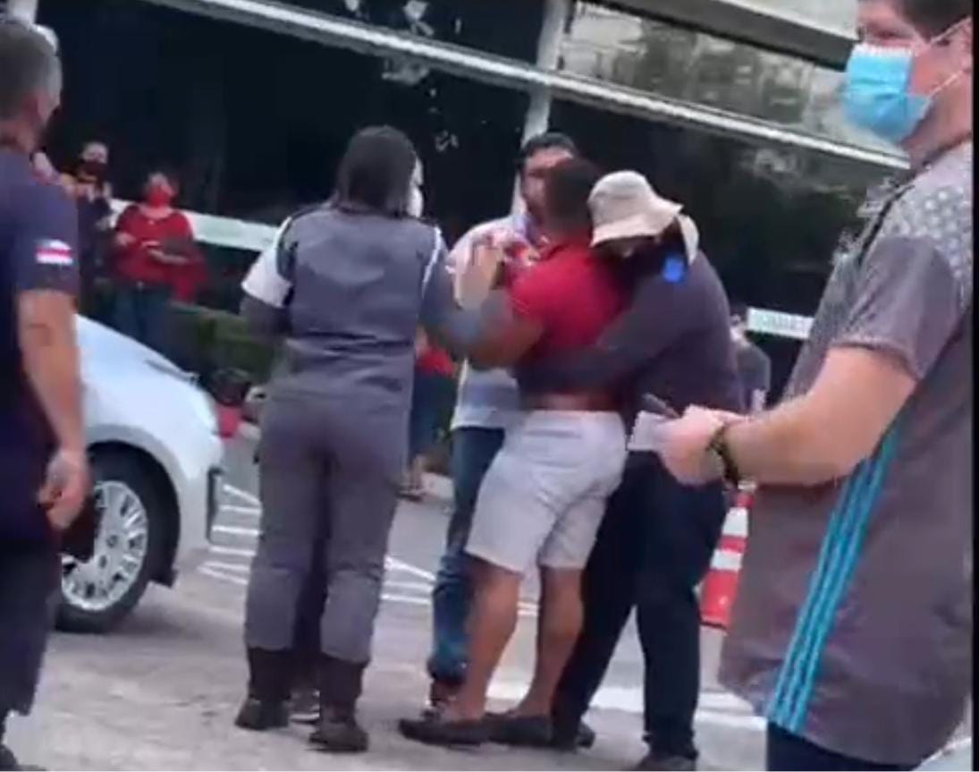 Motorista é detido por agredir agentes que queriam guinchar carro em Manaus