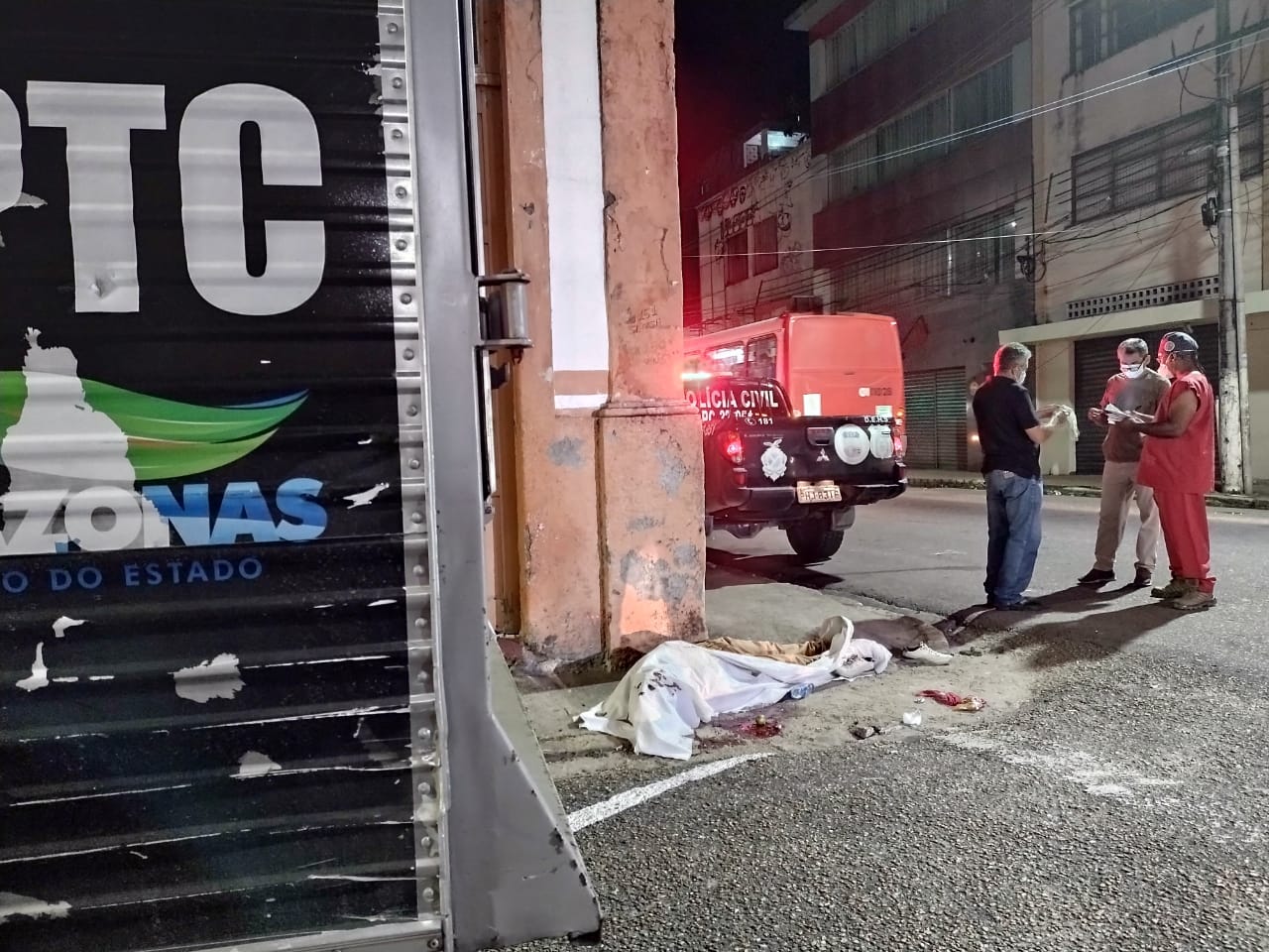 Jurado de morte, homem é assassinado na frente de pedestres em Manaus