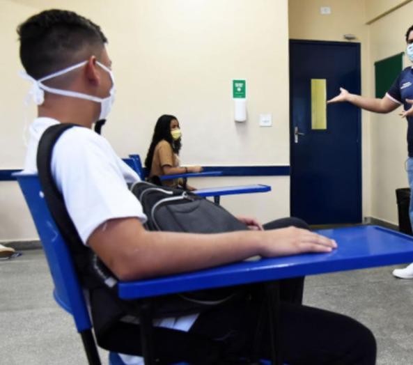 Professores fazem carreata contra retorno das aulas presenciais em Manaus