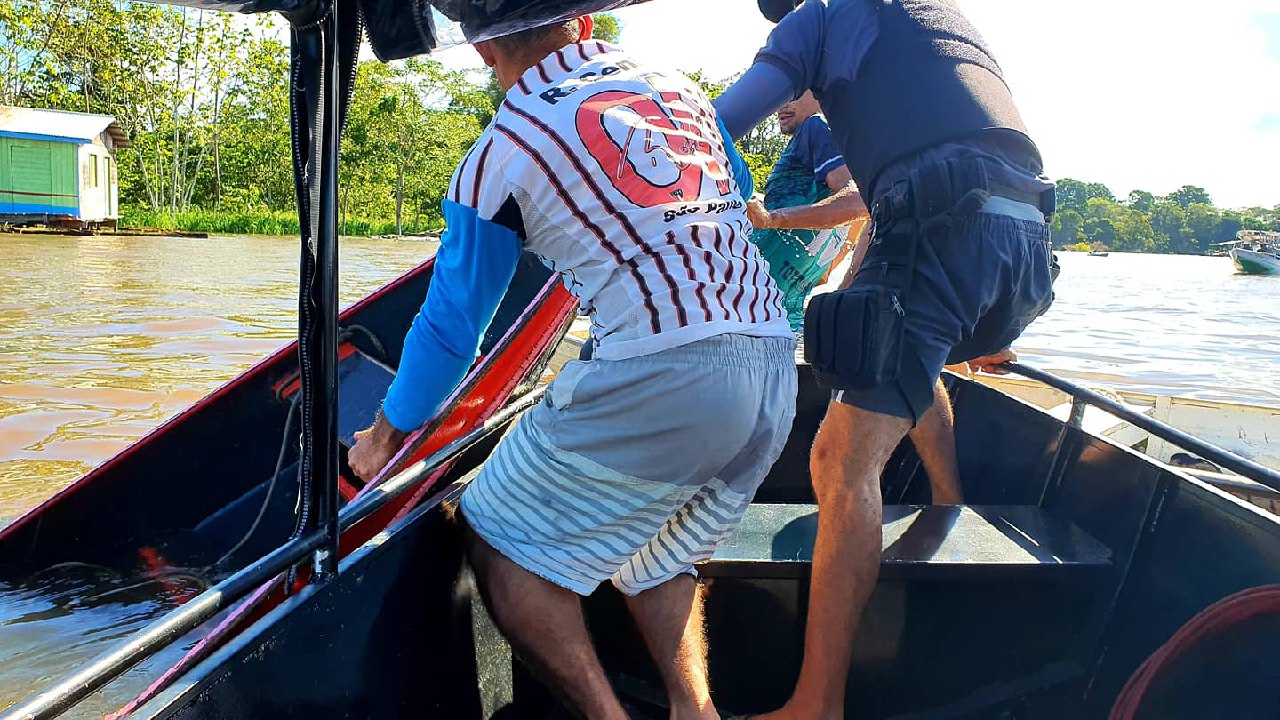 PM resgata ribeirinhos naufragando e evita tragédia no Rio Solimões