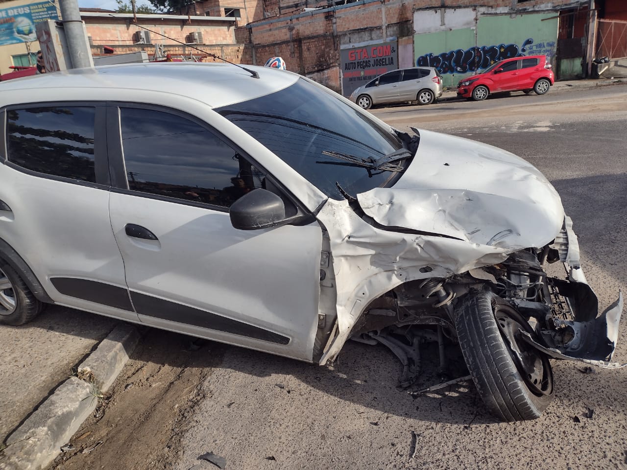 Motociclista morre ao ser lançado em igarapé durante acidente em Manaus