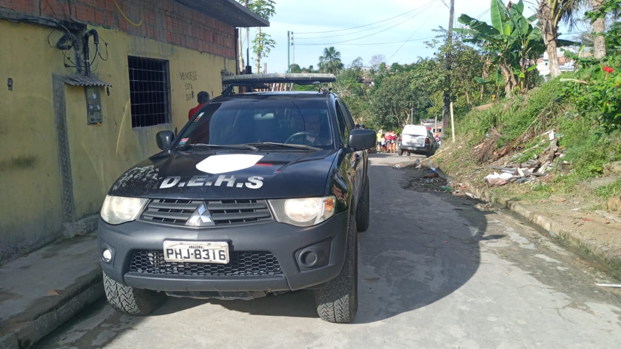 Homem morre ao ter corpo 'retalhado' a terçadadas em comunidade de Manaus