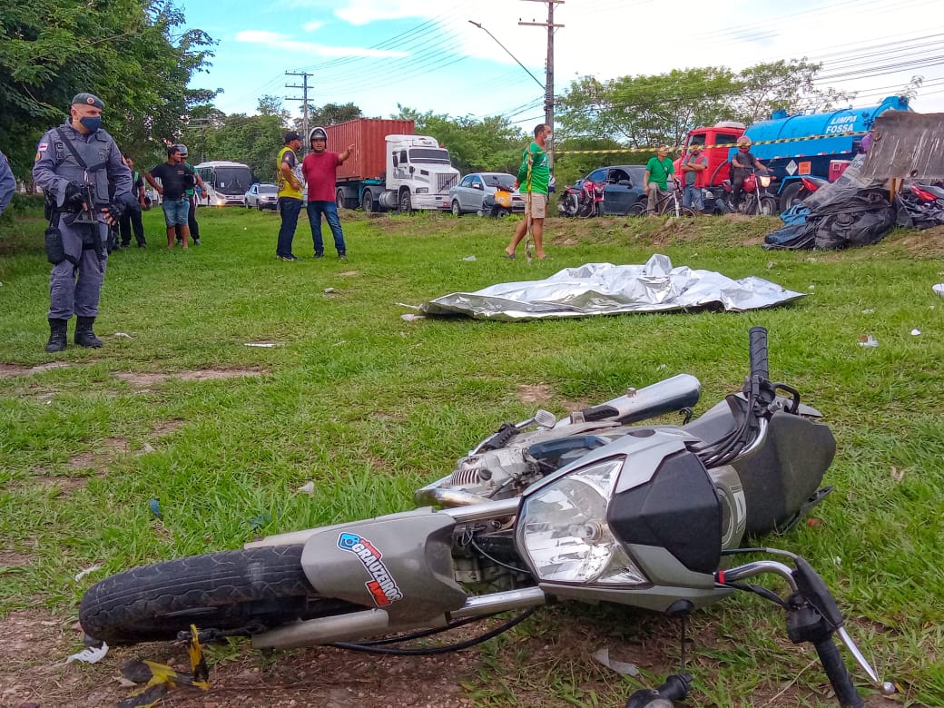 Jovem morre em grave acidente ao ser arremessado contra pedra em Manaus