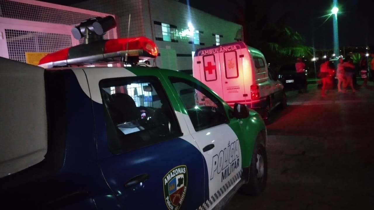 Jovem é baleado enquanto ajudava a mãe em banca de churrasco em Manaus