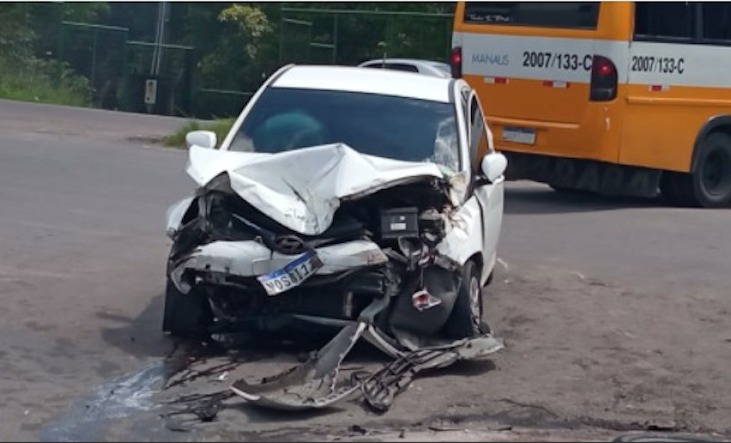 Carro fica destruído em acidente com micro-ônibus 'Amarelinho' em Manaus