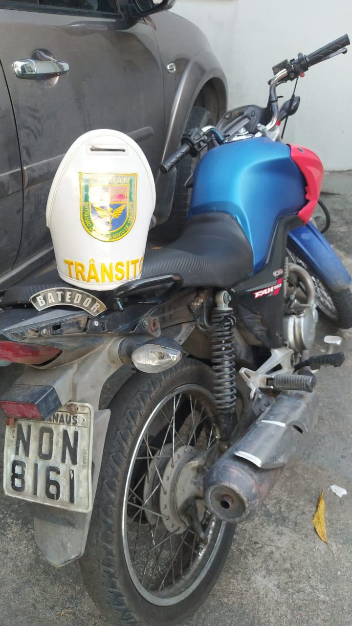 Homem abandona motocicleta roubada no meio de avenida em Manaus