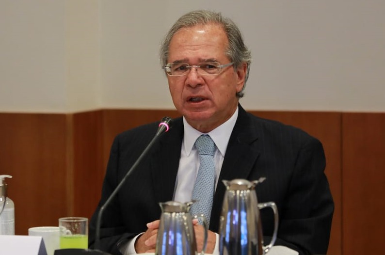 Hackers exibem pornô durante invasão à live de Paulo Guedes