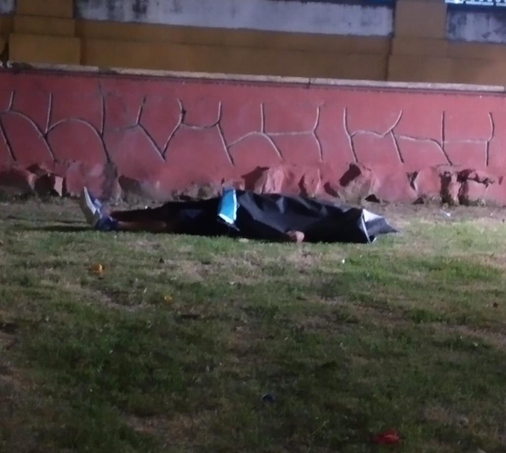 Homem é achado crivado de balas na frente da Igreja da Matriz em Manaus 