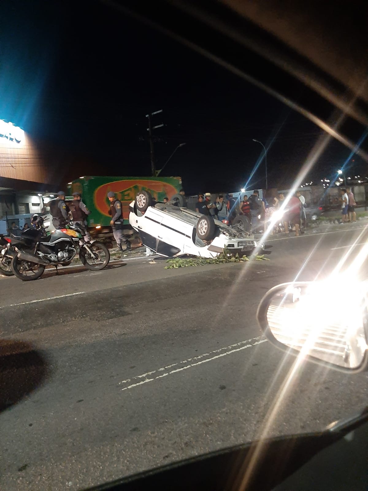 Carro capota após ser atingido por outro veículo em Manaus