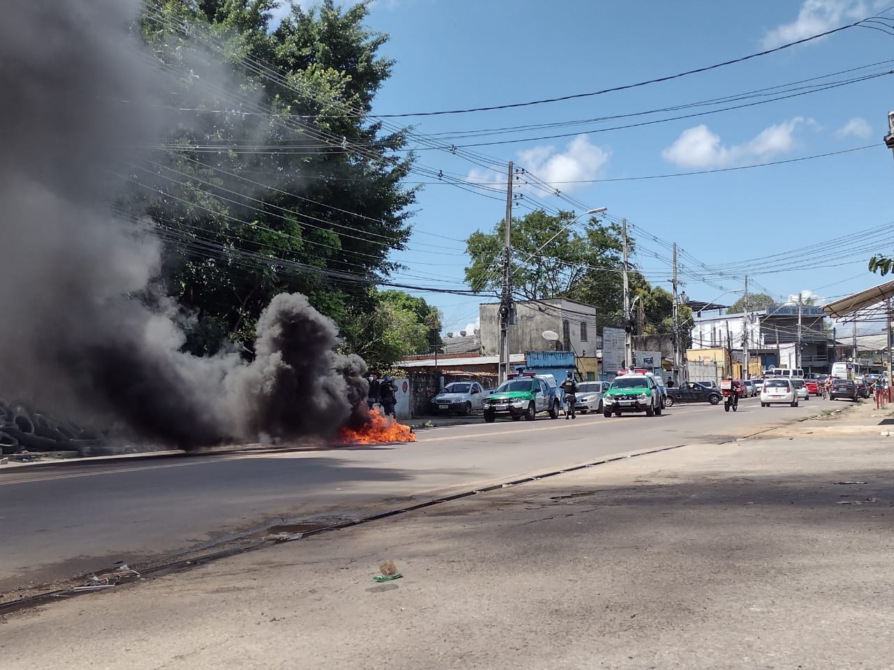 Bandidos fazem barricada em chamas em frente à Casa Militar em Manaus