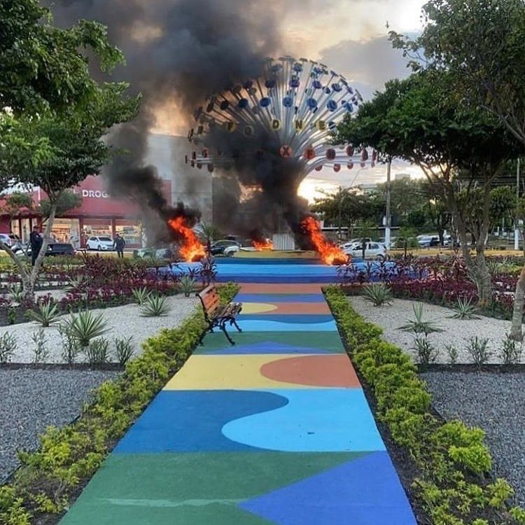 Vídeo: Recém-revitalizada, Bola da Letras é incendiada pelo CV em Manaus