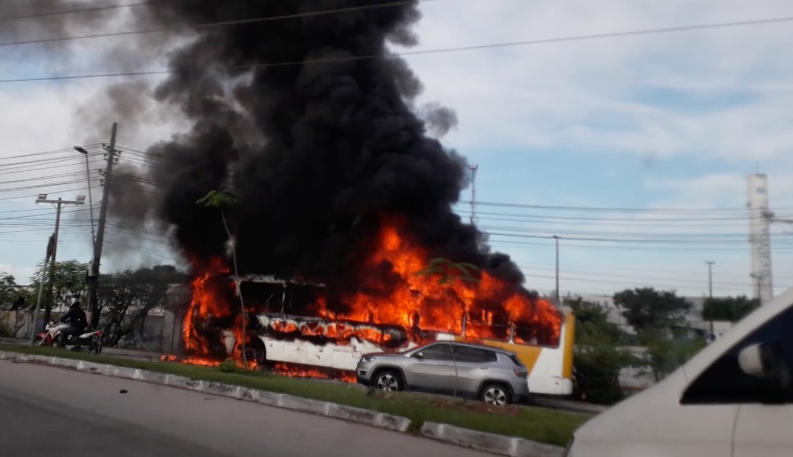 Após incêndio, ônibus da linha 677 é substituído em Manaus