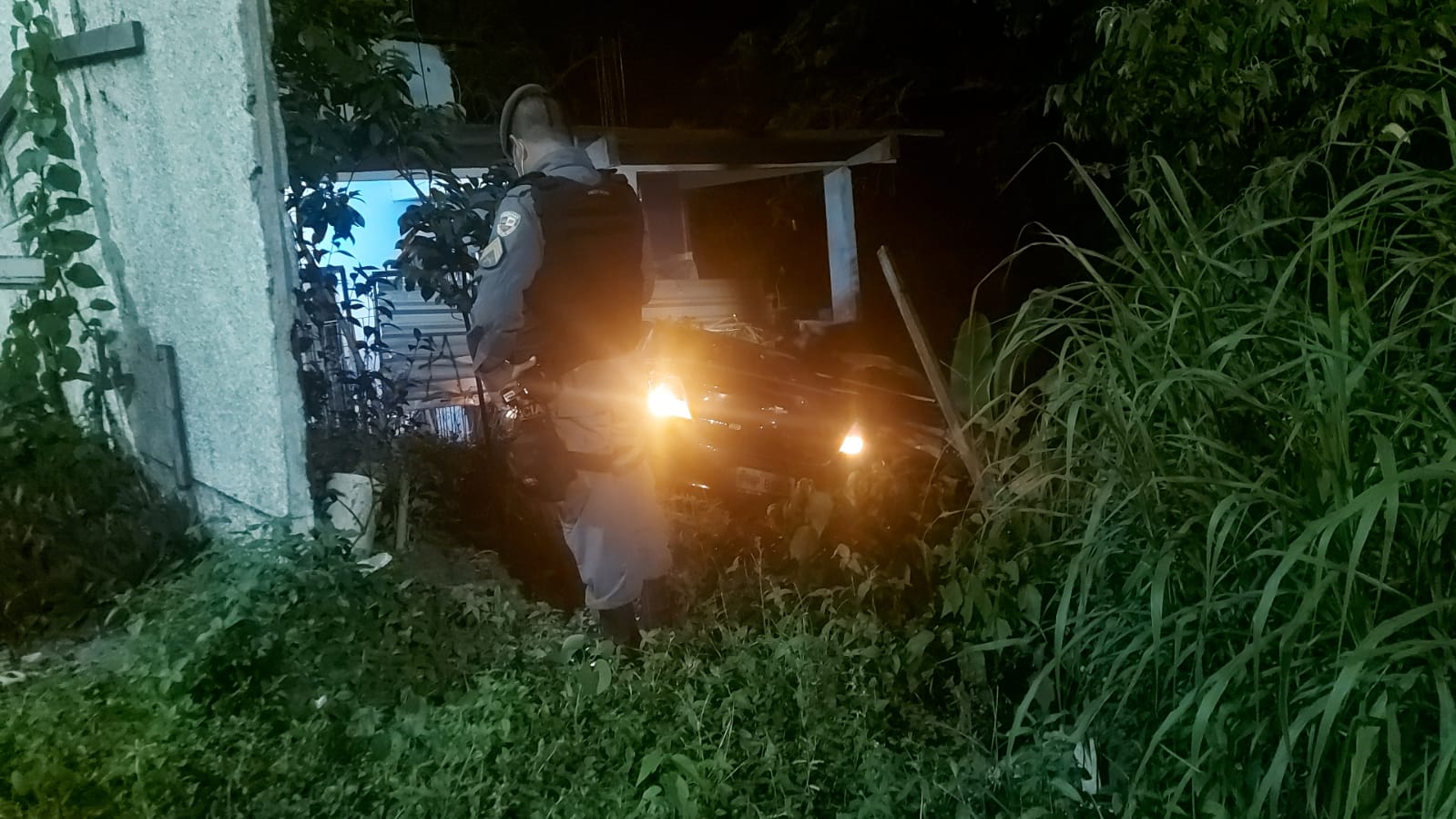 Carro desgovernado invade casa e deixa moradores desesperados em Manaus