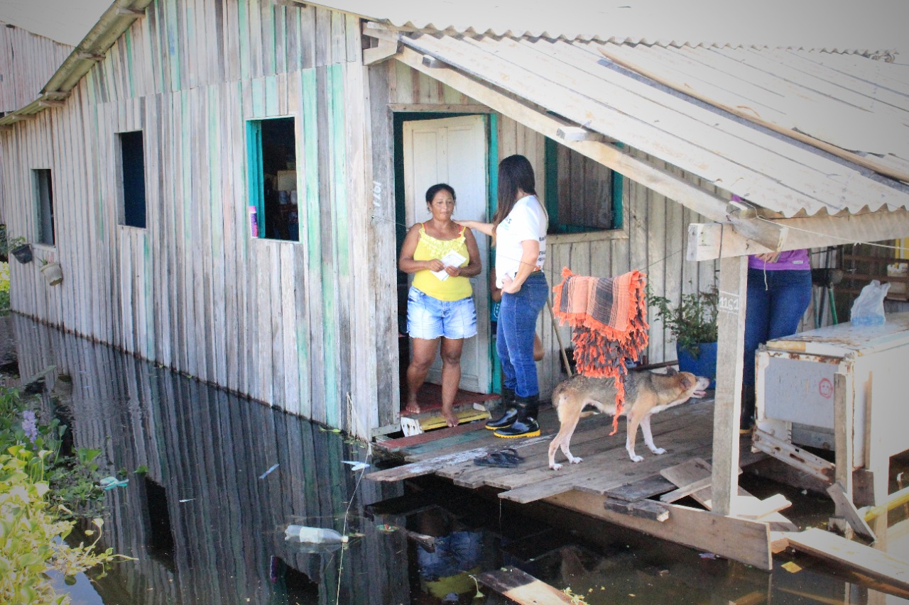 Cartões do Auxílio Estadual Enchente são entregues no Amazonas