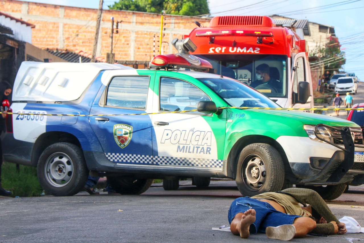 Assassinos executam homem com frieza no meio da rua em Manaus