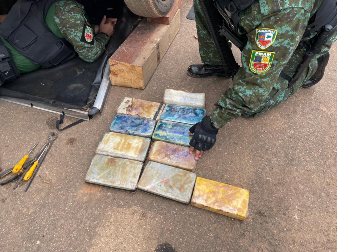 Casal é preso com 24 Kg de drogas em fundo falso de carro no Amazonas