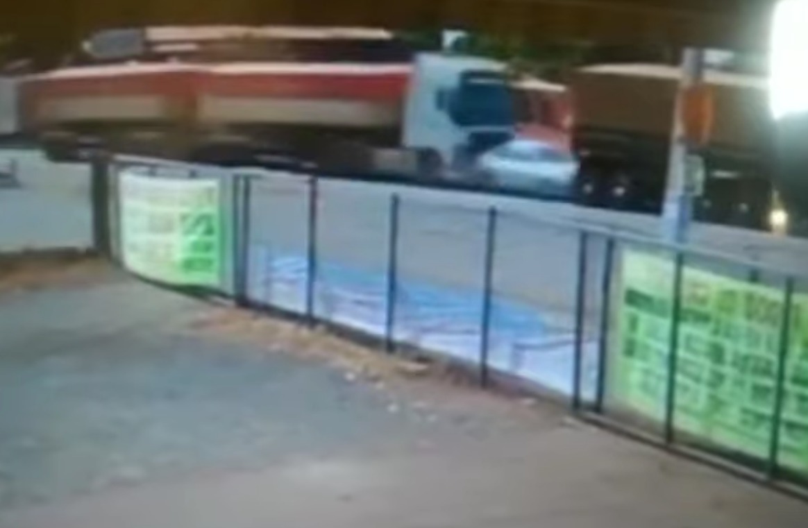 Carro é esmagado entre duas carretas e mulher sobrevive;veja vídeo chocante