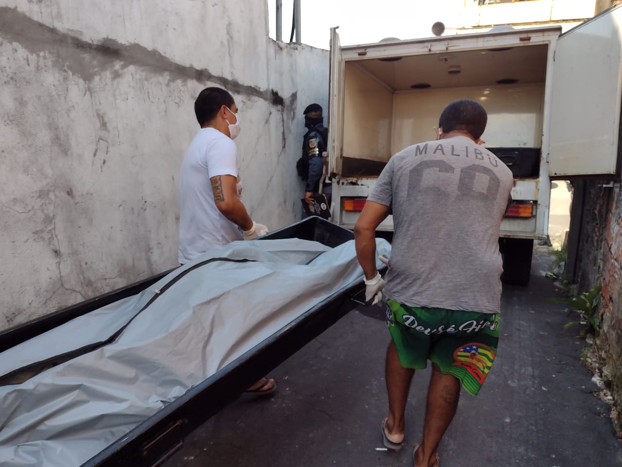 Idosa morta pelo filho em Manaus foi decapitada e esquartejada, diz polícia
