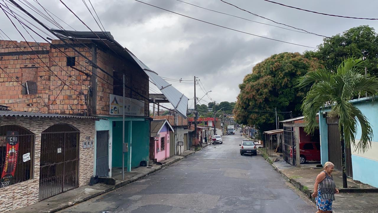 Temporal arranca telhados de casas e desespera moradores em Manaus