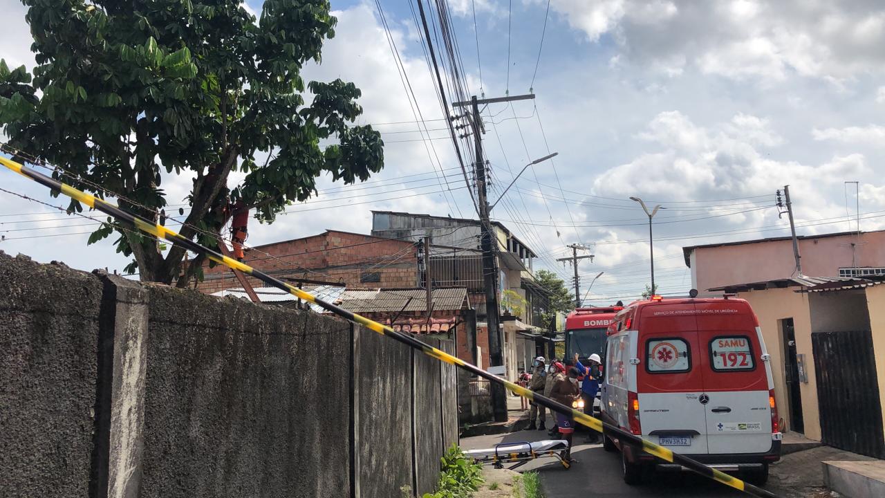 Homem leva choque elétrico enquanto aparava galhos de árvore em Manaus