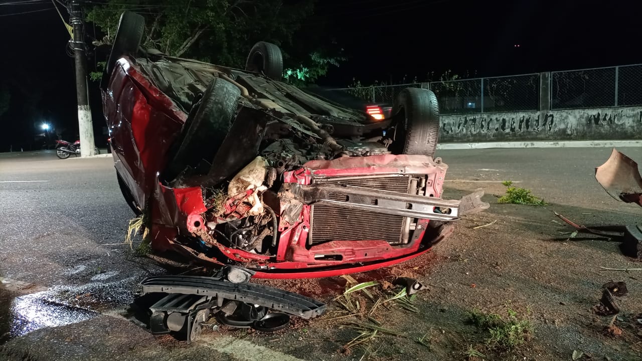 Homem fica ferido após carro capotar em rotatória na Ponta Negra em Manaus