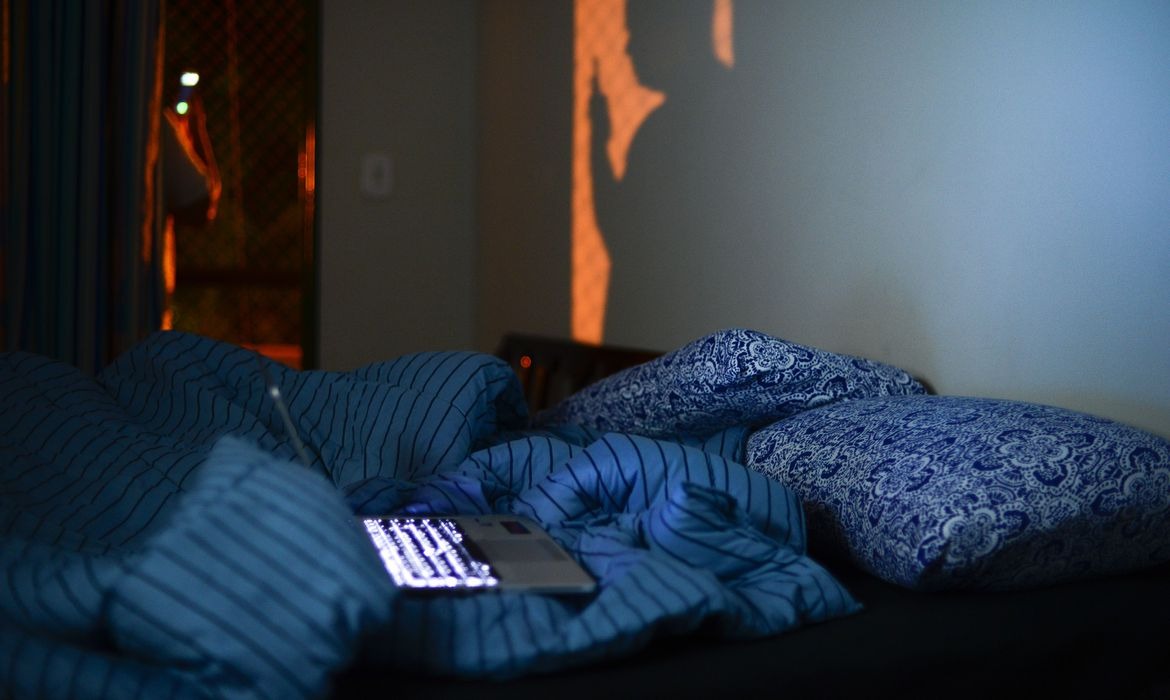 Insônia atinge seis a cada dez mulheres na menopausa, aponta estudo