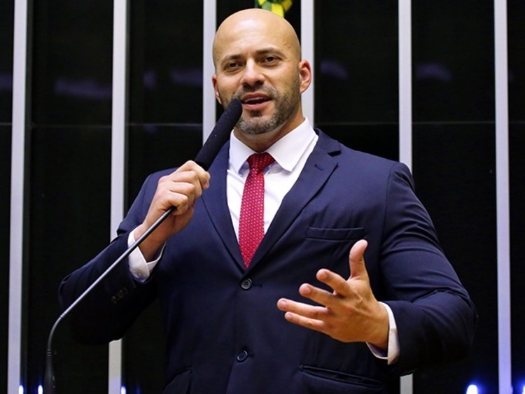 Daniel Silveira é multado em R$ 20 mil por desacato a servidora