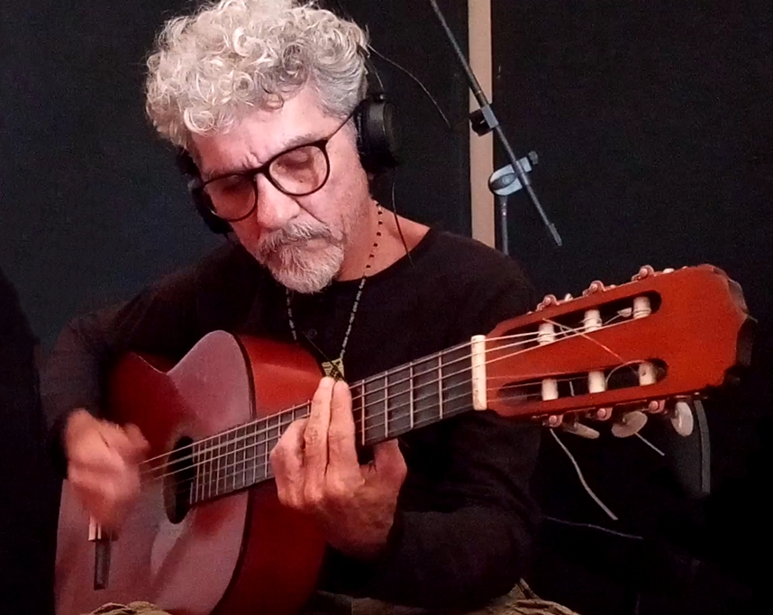 Neuber Uchôa lança música nova em Manaus