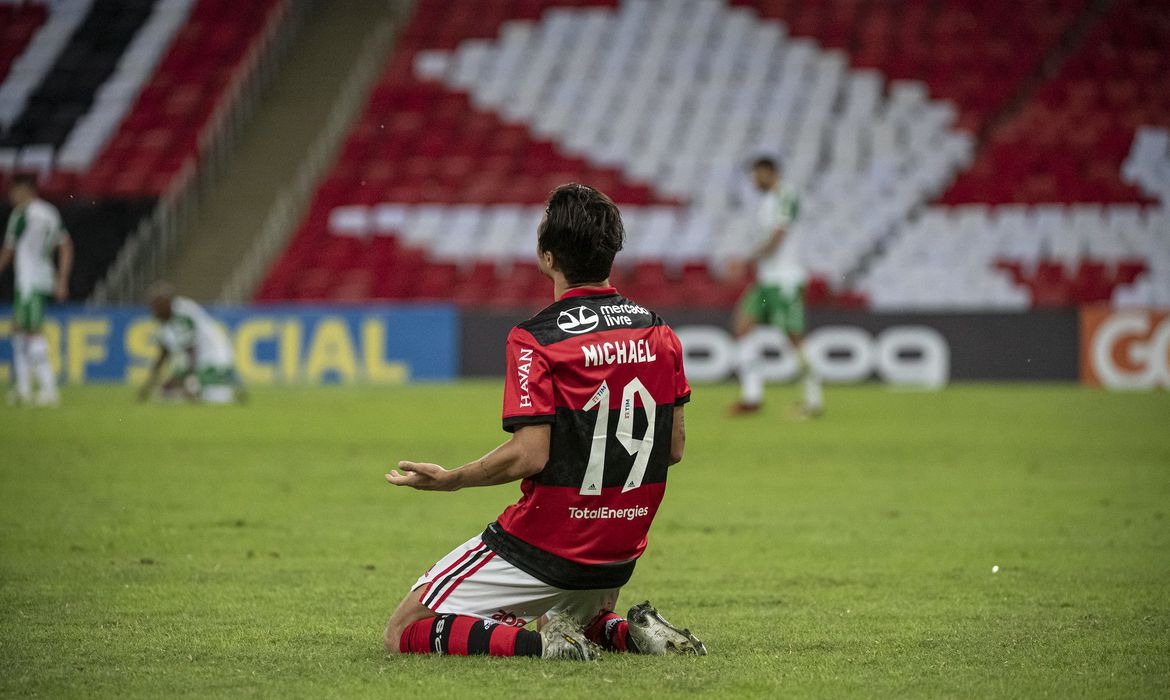 Flamengo bate Chape de virada e volta a vencer no Brasileiro