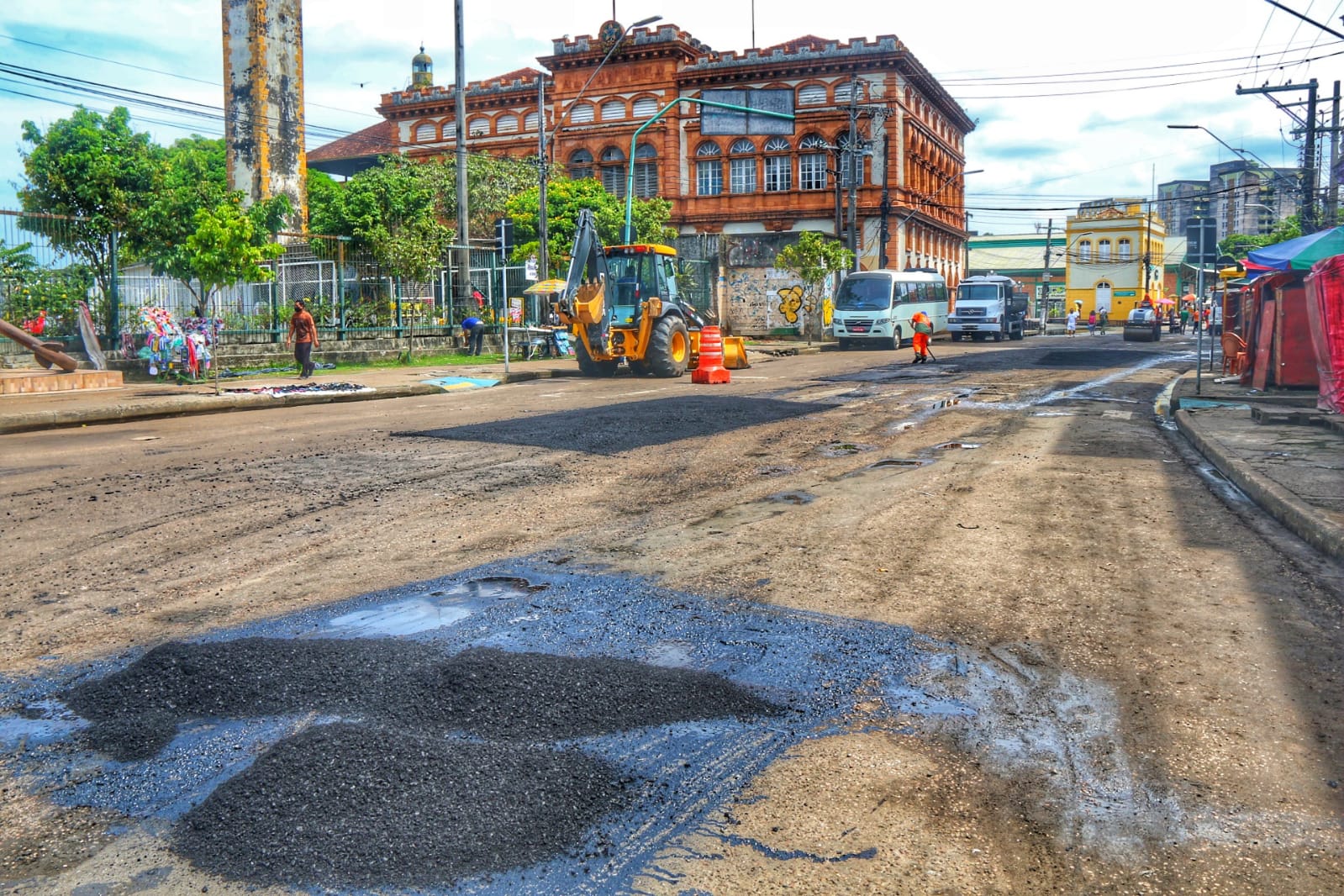 Ruas do Centro de Manaus amanhecem secas e comerciantes comemoram