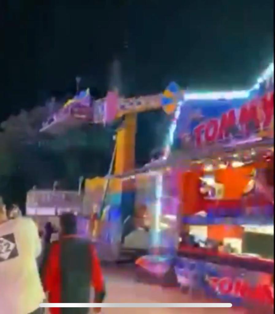 Brinquedo ‘desgovernado’ quase arremessa grupo em parque de diversões;vídeo